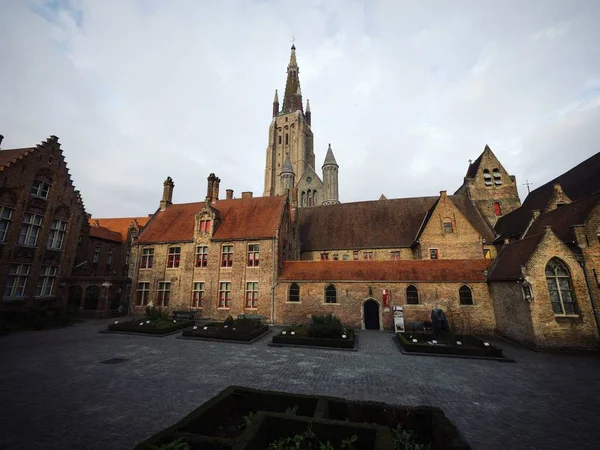比利时夫人Onze Lieve Vrouwekerk Bruges的天主教、哥特式大教堂全景 — 图库照片