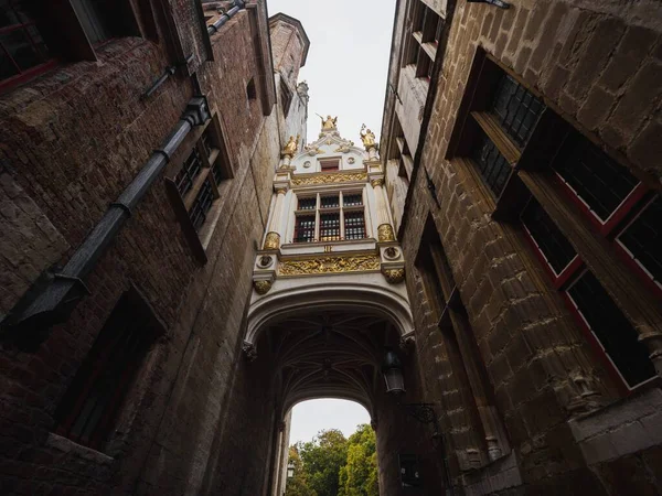 Panorama de blinde-Ezelstraat ciego burro calle arco puente estrecho empedrado callejón en Brujas Flandes Occidental Bélgica —  Fotos de Stock