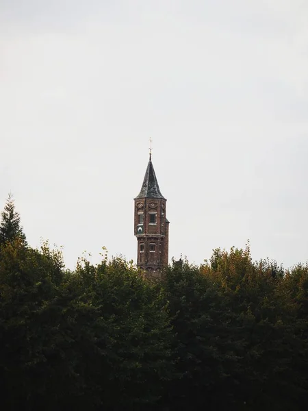 Középkori íjászok tornya céh Koninklijke Hoofdgilde Sint Sebastiaan schuttersgilde fák között Bruges Belgium — Stock Fotó
