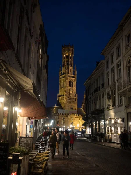 Widok na podświetlaną dzwonnicę w Brugii Belfort van Brugge średniowieczna zabytkowa dzwonnica w nocy Belgia — Zdjęcie stockowe