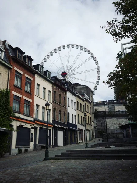 Big Ferris wheel view with houses buildings near outdoor elevator and palace of justice Poelaertsplein Bruxelas Bélgica — Fotografia de Stock