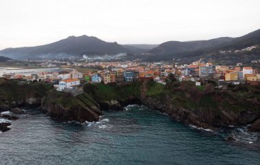 İspanya 'nın okyanus kıyısındaki Atlantik kıyısındaki köy şehri Carino Galicia' daki uçurum evleri panoraması.