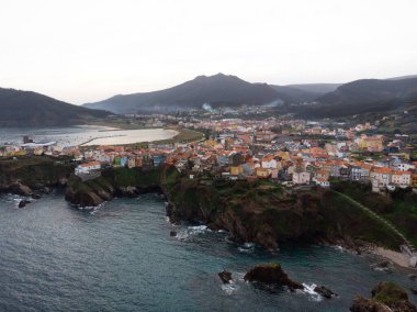 İspanya 'nın okyanus kıyısındaki Atlantik kıyısındaki köy şehri Carino Galicia' daki uçurum evleri panoraması.