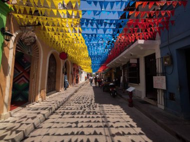 Sarı mavi Kolombiya ulusal bayrak zinciri Cartagena de Indias Bolivar 'daki tarihi sömürge caddesi üzerinde.