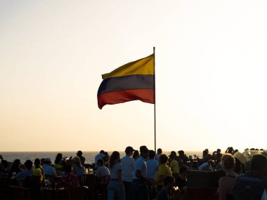 Kolombiya ulusal bayrağı, Santo Domingo Kalesi Kalesi 'nde rüzgarda sallanıyor. Cartagena de Indias Kolombiya