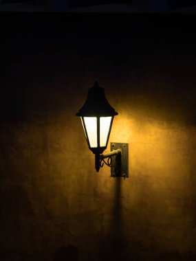 Eski antika antika klasik romantik sokak lambası feneri Cartagena de Indias Kolombiya 'nın duvarını aydınlatıyor.