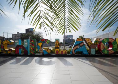 Chiclayo, Real Plaza alışveriş merkezi Lambayeque Peru 'da hoş geldin tabelası üzerine çizimler yapıyor.