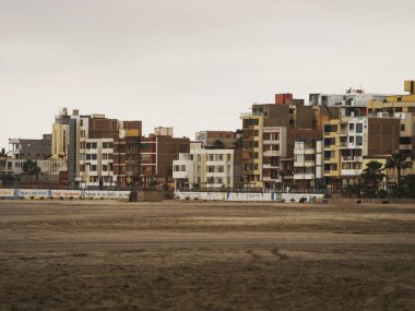 Pimentel rıhtımında Malecon Geçidi ve Chiclayo Lambayeque Peru Güney Amerika 'daki Balnear io plajı.