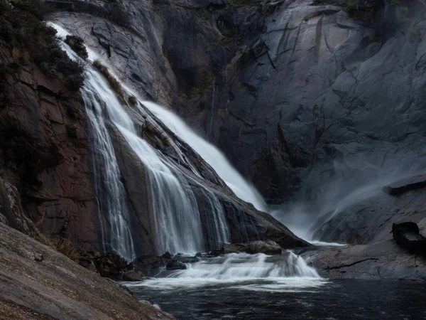 Longue exposition de Cascada de Ezaro cascade rivière Xallas Jallas coulant vers le bas de la roche à Dumbria La Coruna Galice Espagne — Photo