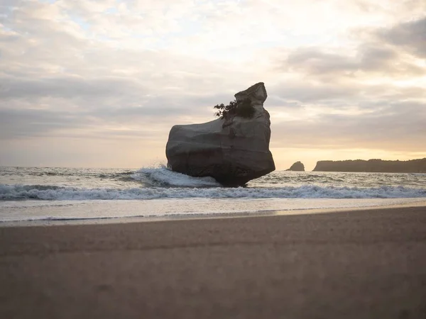 Кам'яна формація на пляжі Собор Коув Te Hoho rock Hahei Beach на півострові Коромандел на Північному острові Нова Зеландія — стокове фото