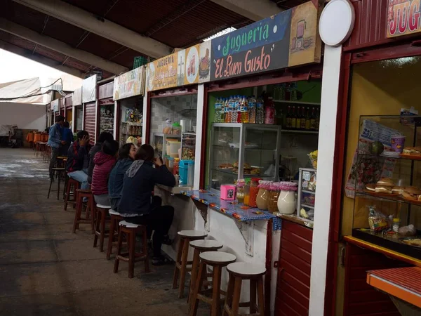 Magasin de jus de fruits typique magasin de jugueria intérieure vendant des smoothies frais au marché Mercado Modelo Chachapoyas Pérou — Photo