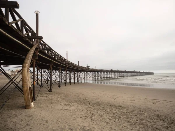 Vista panorámica del muelle restaurado de Pimentel Muelle en la playa del Océano Pacífico Chiclayo Lambayeque Perú América Latina — Foto de Stock