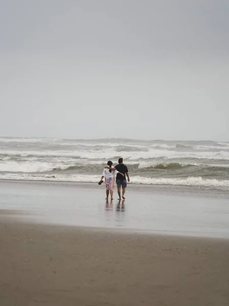 Pareja caminando en Playa Pimentel playa de arena cerca del muelle de Muelle Chiclayo Lambayeque Perú América del Sur — Foto de Stock