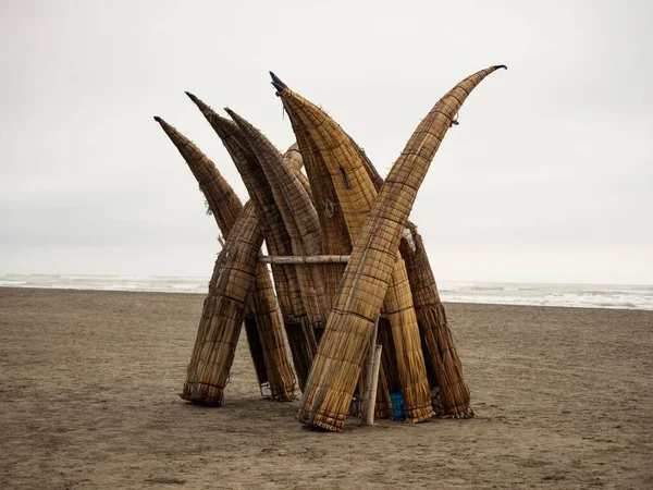 Caballito de totora tradicional peruana Balsa caña barco de pesca canoa en la playa de Pimentel Lambayeque Perú — Foto de Stock