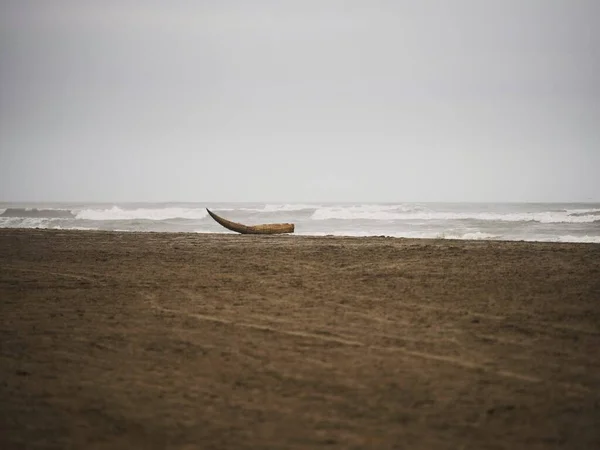 Tradicional peruano Totora Balsa caña barco de pesca canoa balsa en la playa de Pimentel Lambayeque Perú América del Sur — Foto de Stock