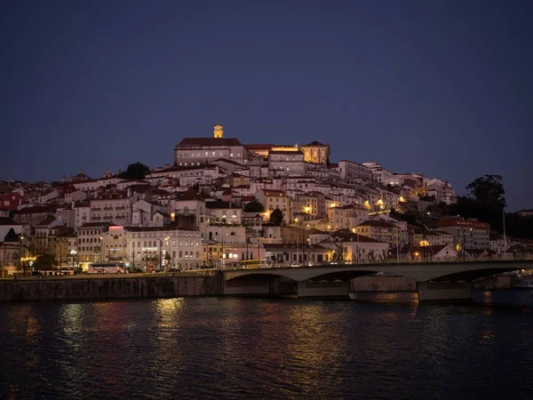 Tepedeki eski Coimbra tarihi merkezinin panoramik günbatımı manzarası ve Ponte de Santa Clara köprüsü nehir Mondego Portekiz — Stok fotoğraf