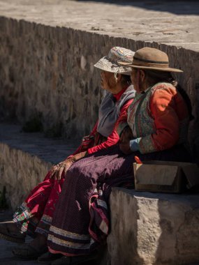 And Dağları 'ndaki Achoma köyündeki yaşlı kadınlar geleneksel el dokuması renkli elbise giyiyorlar Colca Canyon Peru