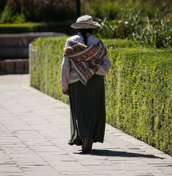 Mulher velha em andes vila cidade Achoma vestindo tradicional indígena handwoven vestido colorido traje Colca Canyon Peru — Fotografia de Stock