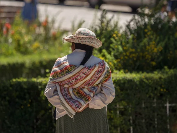 Anciana en pueblo andes Achoma vistiendo traje tradicional indígena tejido a mano colorido Cañón del Colca Perú — Foto de Stock