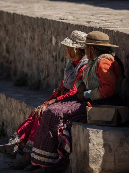 Viejas mujeres en el pueblo de Andes Achoma con traje tradicional indígena tejido a mano colorido Cañón del Colca Perú — Foto de Stock
