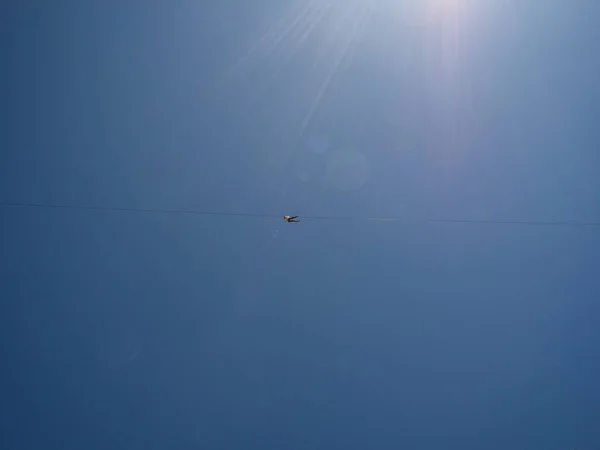 Panoramautsikt över person på zipline kapell flygande räv kabel rida adrenalin äventyr extrema sporter på himlen Peru — Stockfoto