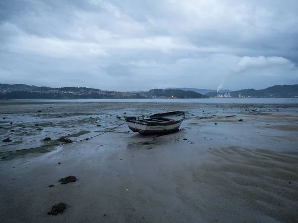 Nave da pesca spiaggiata incagliata nave da pesca sulla costa del villaggio di città balneare Combarro Galicia Spagna con bassa marea — Foto Stock