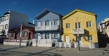 Praia da Costa Nova do Prado Aveiro Portekiz 'in sahil kasabası panoraması geleneksel tarihi renkli evler