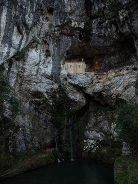 Dindar Katolik Hristiyan hac alanı Santa Cueva Kutsal Covadonga Mağarası kaya duvarı şelalesi Asturias İspanya