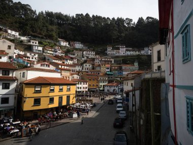 Küçük liman kasabası Cudillero Cuideiru Aviles Asturias 'ın panoramik manzarası