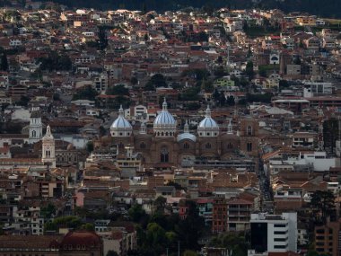 Cuenca şehir merkezinin panoramik manzarası. Turi bakış açısı Azuay Ekvador 'dan şehir merkezindeki Katolik Yeni Katedrali.