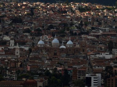 Cuenca şehir merkezinin panoramik manzarası. Turi bakış açısı Azuay Ekvador 'dan şehir merkezindeki Katolik Yeni Katedrali.