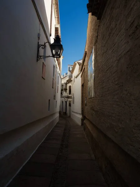 Historische mittelalterliche alte enge Gasse Kopfsteinpflaster Gasse Hausfassade in Cordoba Andalusien Spanien — Stockfoto