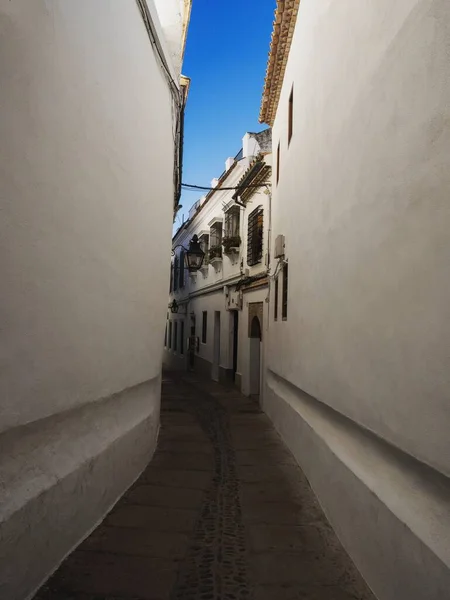 Cordoba Endülüs İspanya 'daki tarihi ortaçağ eski, dar patika parke sokak köşkü cephesi — Stok fotoğraf