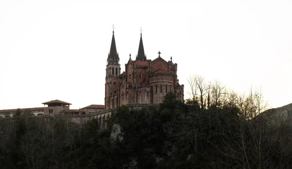 Iglesia cristiana católica abadía lugar de peregrinación Basílica de Santa Maria la Real de Covadonga en Asturias España — Foto de Stock