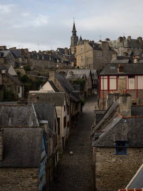 Cotes 'daki Dinan köyündeki dar kaldırım taşı sokak sokağı tarihi köy kasabası Fransa' nın Avrupa Zırhı