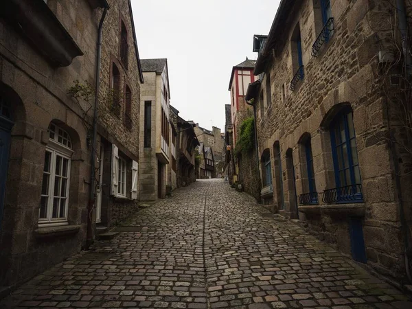 Estrecha calle callejuela adoquinada en el pueblo histórico de Dinan en Cotes dArmor Bretaña Francia Europa — Foto de Stock