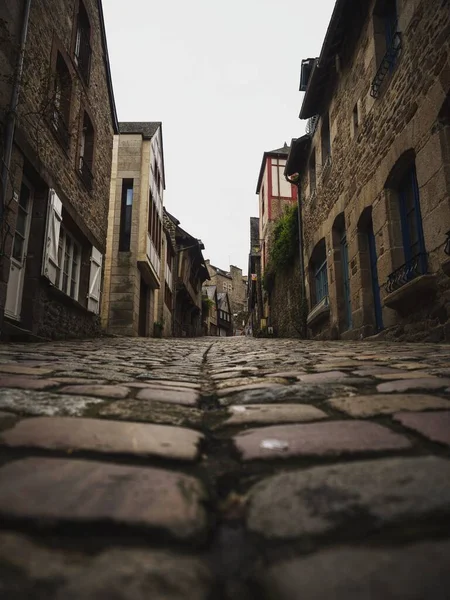 Estrecha calle callejuela adoquinada en el pueblo histórico de Dinan en Cotes dArmor Bretaña Francia Europa —  Fotos de Stock