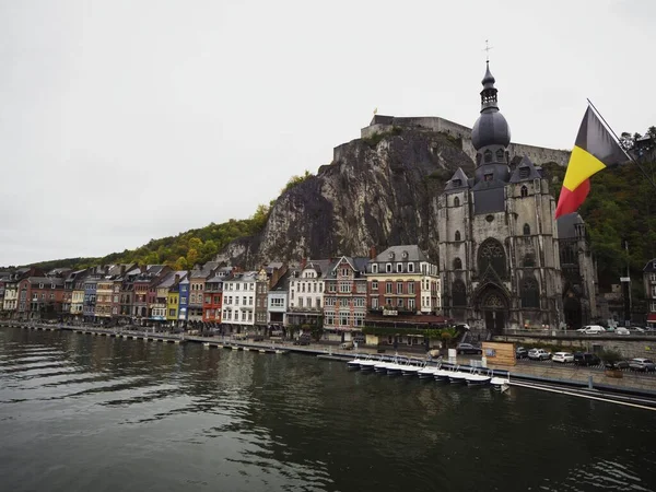 Историческая деревня Dinant citadel с колокольным флагом на реке Мёз в Арденнах Намюр Валлония Бельгия — стоковое фото