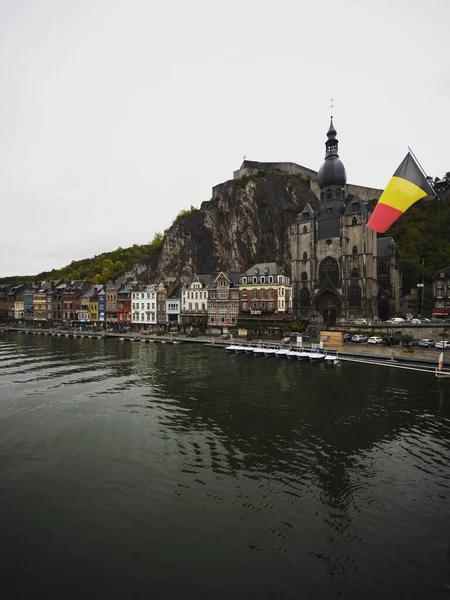 Meuse River Ardennes Namur Wallonia Belgium上挂有比利时国旗的Dinant城堡古镇全景 — 图库照片