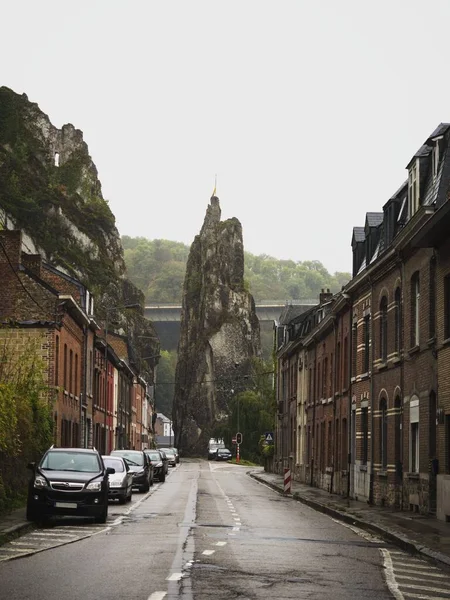 Aguja empinada formación rocosa aiguille menhir monolito Rocher Bayard en Dinant Namur Valonia Bélgica Europa —  Fotos de Stock