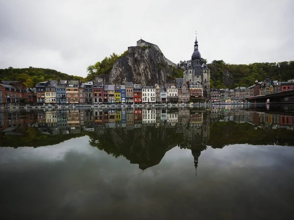 Meuse nehri Ardennes Namur Wallonia Belçika 'nın Dinant kalesinin eski tarihi köyünün panorama yansıması. — Stok fotoğraf