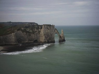 Etretat 'ın panoramik manzarası tebeşir kompleksi beyaz uçurumlar Aiguille iğnesi Atlantik okyanus kıyısında, Octeville sur Mer Le Havre Seine Denizcilik Normandiya Fransa Avrupa