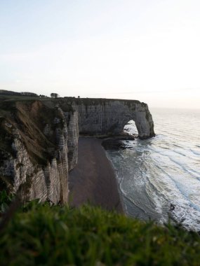 Etretat 'ın panoramik manzarası tebeşir kompleksi beyaz uçurumlar Aiguille iğnesi Atlantik okyanus kıyısında, Octeville sur Mer Le Havre Seine Denizcilik Normandiya Fransa Avrupa