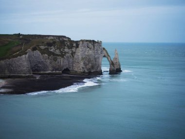 Etretat 'ın panoramik manzarası tebeşir kompleksi beyaz uçurumlar Aiguille iğnesi Atlantik okyanus kıyısında, Octeville sur Mer Le Havre Seine Denizcilik Normandiya Fransa Avrupa