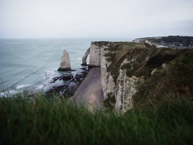 Etretat 'ın panoramik manzarası tebeşir kompleksi beyaz uçurumlar Aiguille iğnesi Atlantik okyanus kıyısında, Octeville sur Mer Le Havre Seine Denizcilik Normandiya Fransa Avrupa