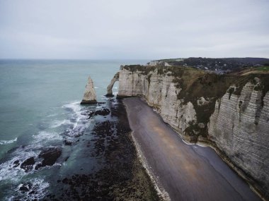 Etretat 'ın panoramik manzarası tebeşir kompleksi beyaz uçurumlar Aiguille iğnesi Atlantik okyanus kıyısında, Octeville sur Mer Le Havre Seine Denizcilik Normandiya Fransa Avrupa