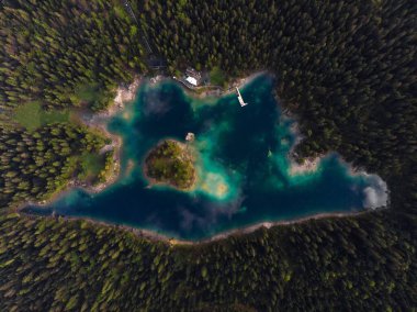 İsviçre 'nin açık alp gölü Caumasee Lag la Cauma Lai da Cauma' nın havadan manzarası.