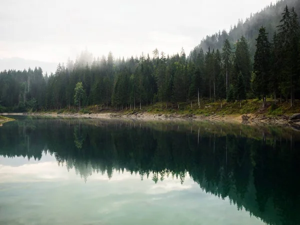 Reflexe Čistého Švýcarského Alpského Jezera Caumasee Lag Cauma Lai Cauma — Stock fotografie