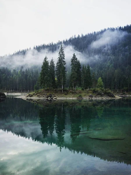 Νησιωτική Αντανάκλαση Της Καθαρής Ελβετικής Αλπικής Λίμνης Caumasee Lag Cauma — Φωτογραφία Αρχείου