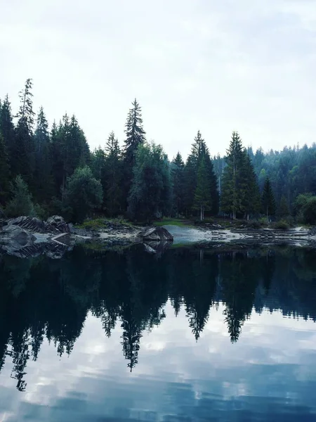 Reflexion Des Klaren Schweizer Alpensees Caumasee Lag Cauma Lai Cauma — Stockfoto